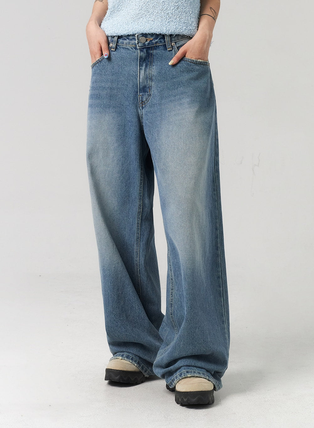 Baggy Jeans CL313 in washed blue, waist-to-hem front close-up on model, showing wide-leg silhouette, front pockets, button fly, and sun-faded wash detail.