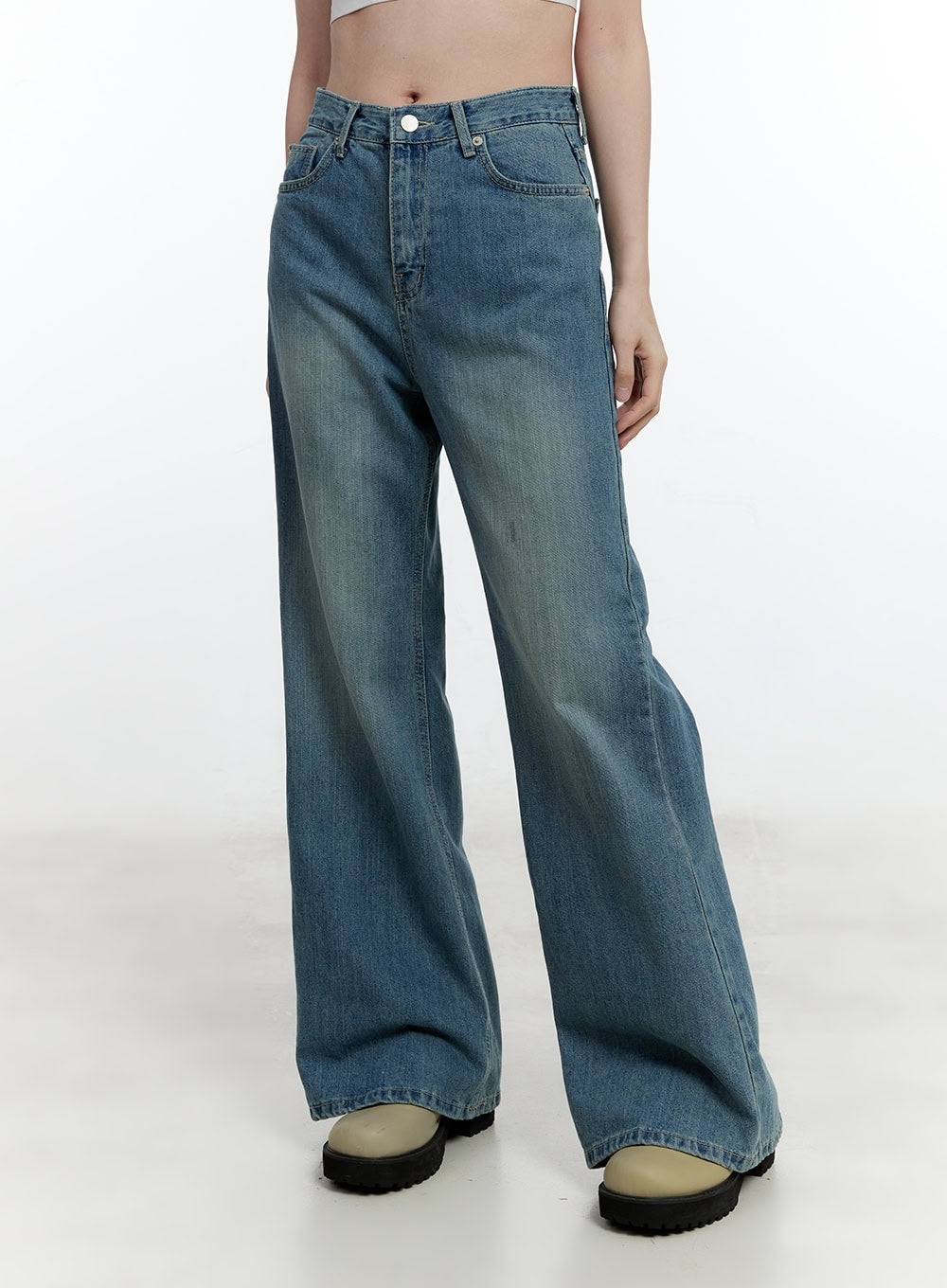 Aleks Relaxed-Fit Flared Jeans CM521 in blue, front waist-to-hem close-up on model, high-rise washed cotton denim, relaxed wide leg with subtle fading and front pockets.