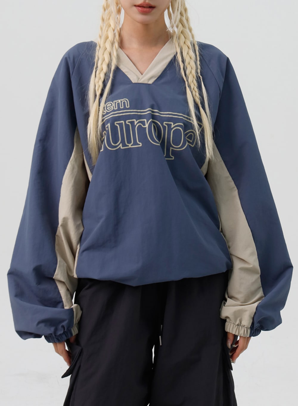 Loose Fit V-Neck Graphic Sweatshirt IS311