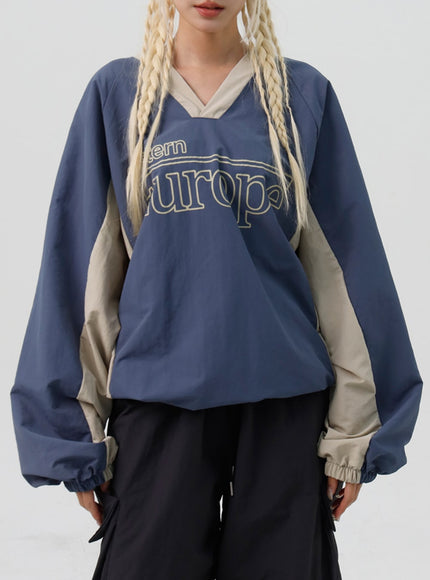 Loose Fit V-Neck Graphic Sweatshirt IS311