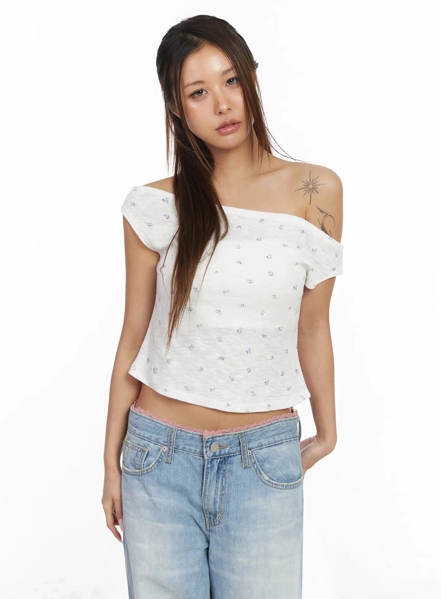 asymmetric-floral-off-shoulder-crop-top-iy514