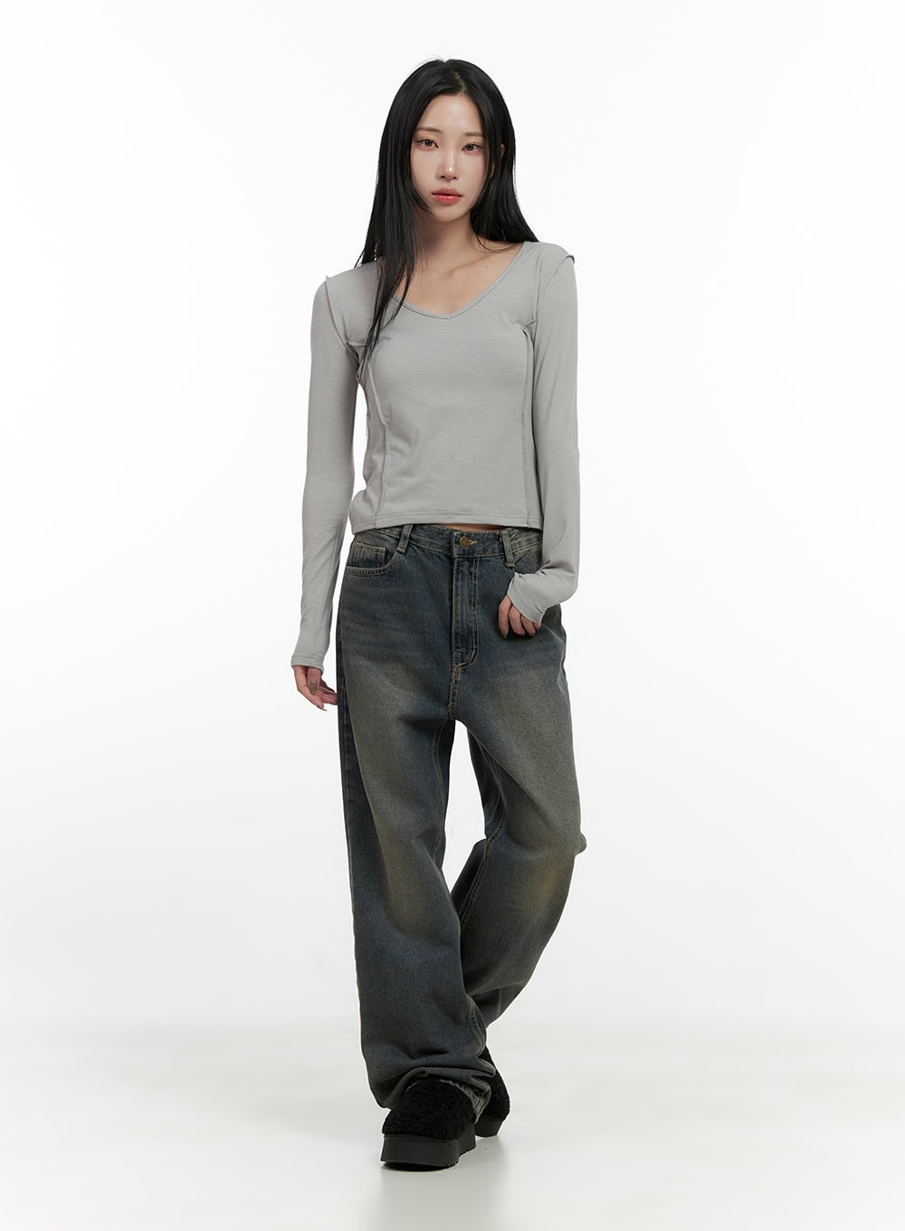 Alina Washed Wide-Leg Jeans CN407 in blue, full-body front view on model, wide-leg washed denim paired with grey cropped long-sleeve top and platform shoes.