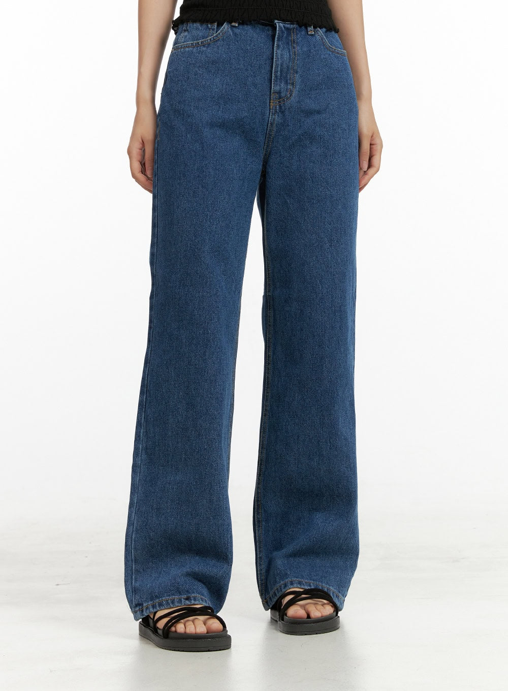 Blue Wide-Leg Jeans OU407 in blue, front waist-to-hem crop on model, wide-fit washed denim with high waist, five-pocket design, and full-length straight wide leg, paired with black sandals.