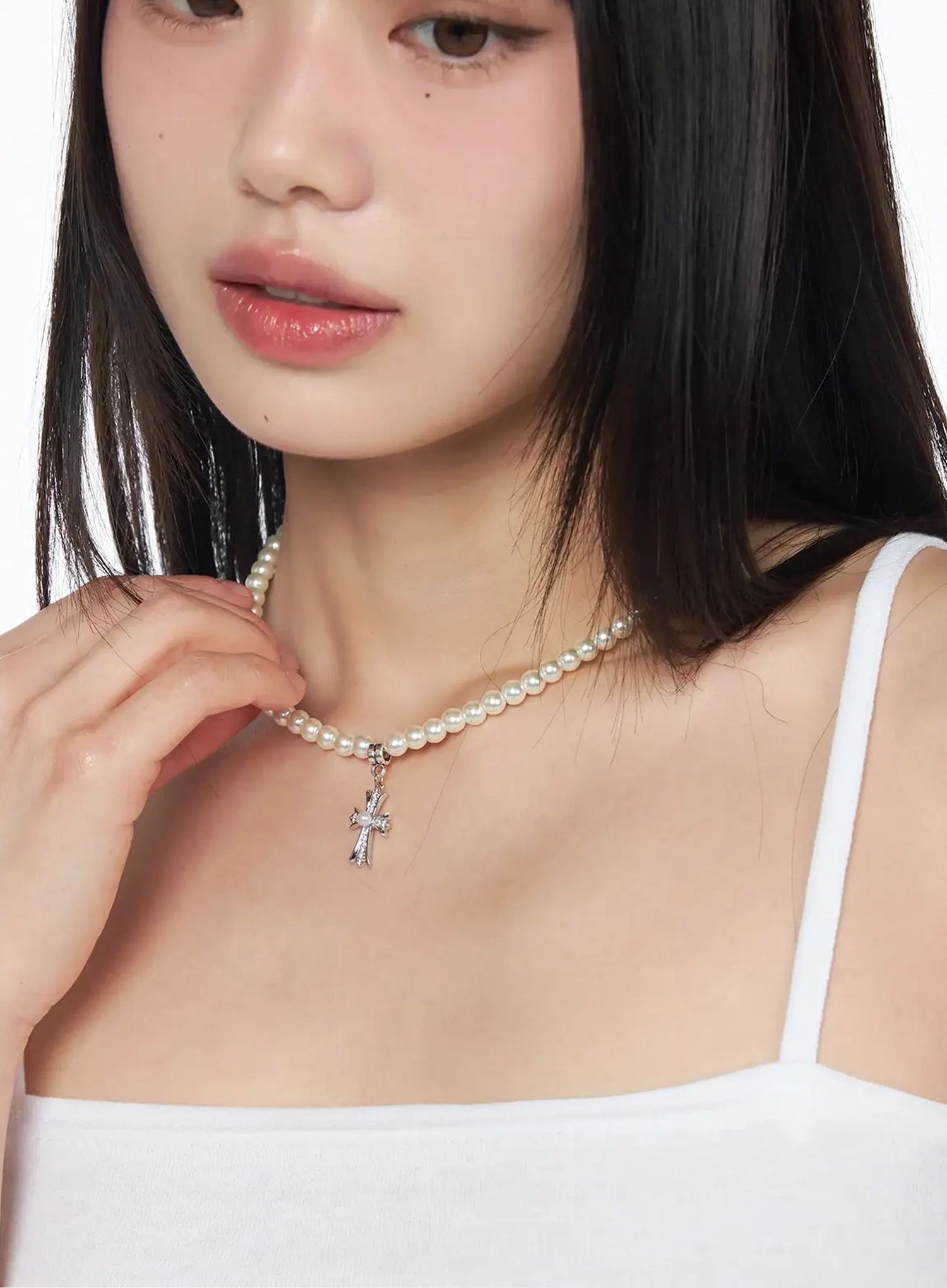 pearl-necklace-with-cross-pendant-iy520