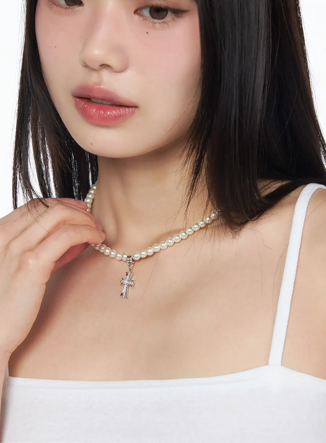 pearl-necklace-with-cross-pendant-iy520