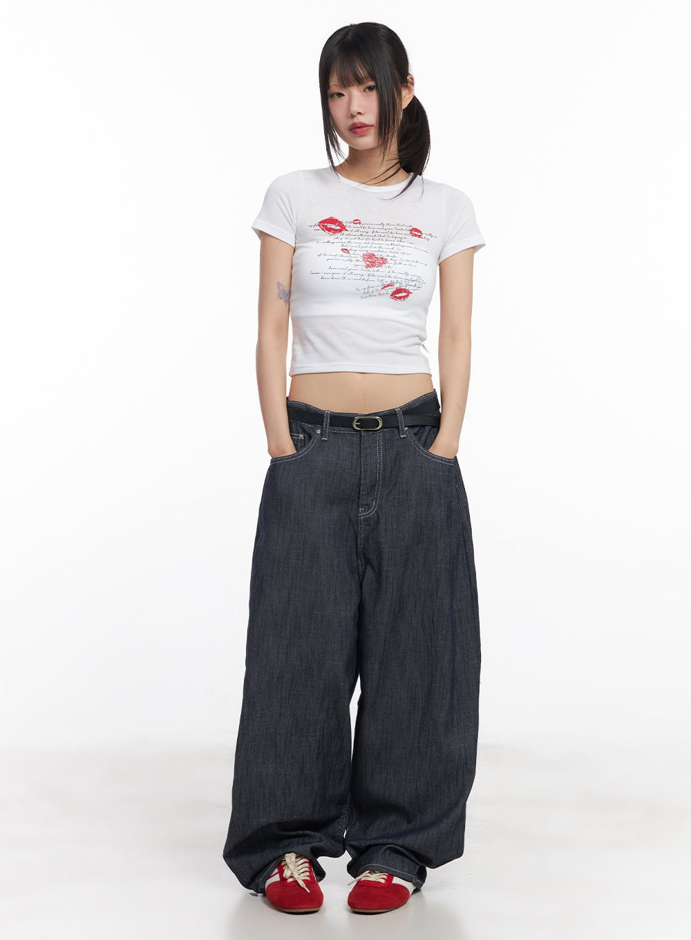 Isabel No-Fade Baggy Jeans CY514 in dark blue, full-body front shot on model, oversized wide-fit denim with black belt, paired with white graphic crop tee and red sneakers.