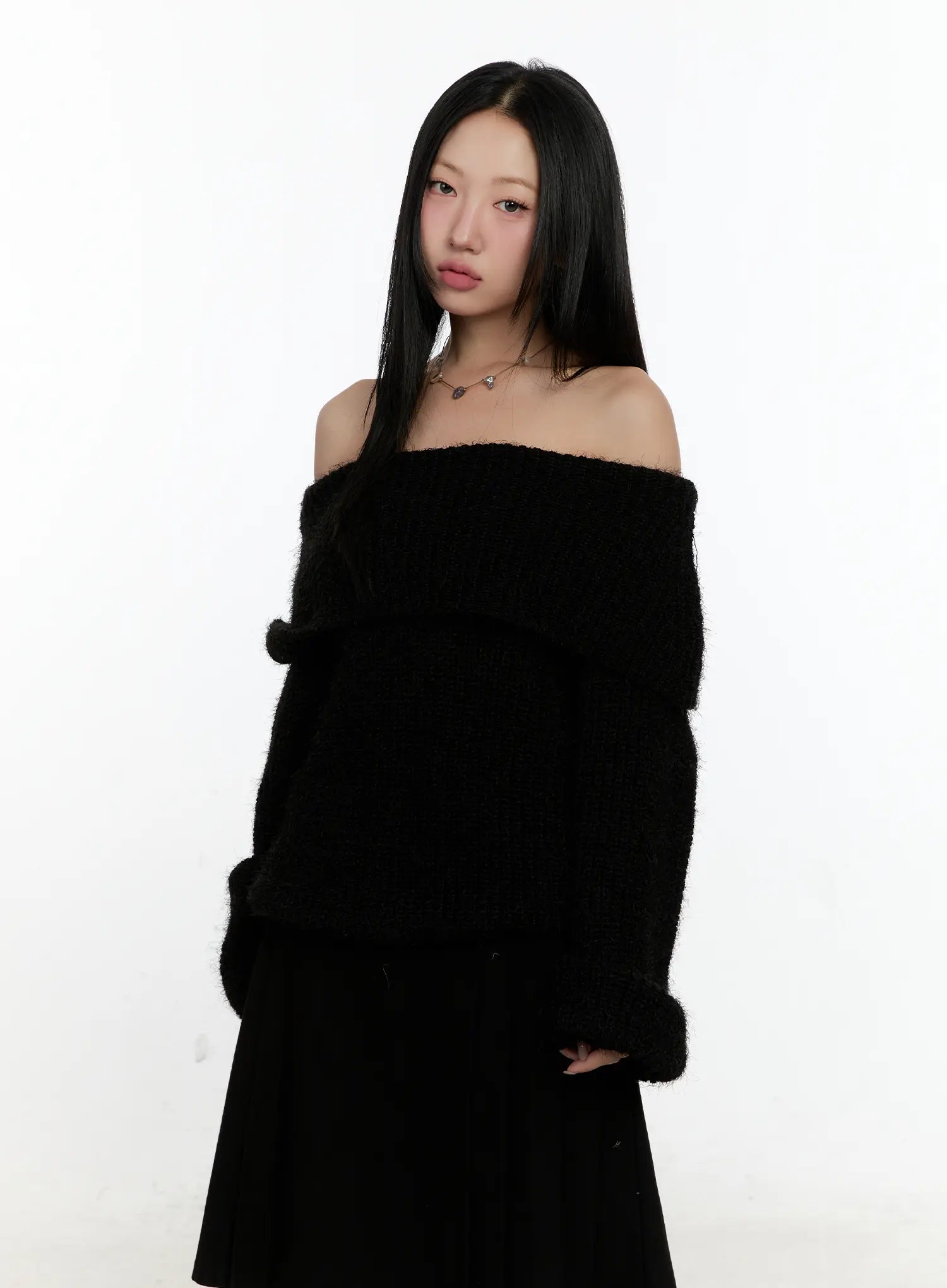 loose-fit-off-shoulder-knit-sweater-cn505