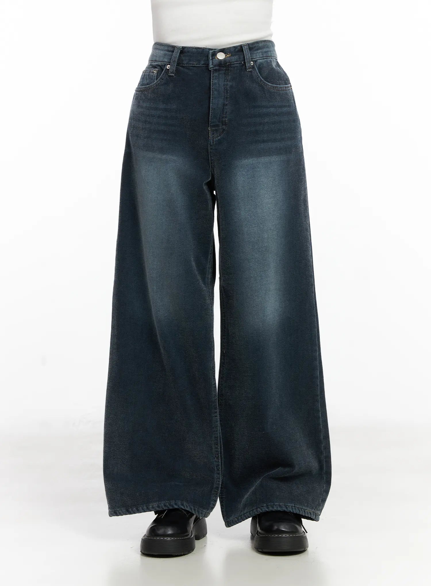 Zariah Baggy Jeans CN526 in dark blue, front waist-to-hem close-up on model, high-rise washed cotton wide leg with front pockets and faded wash detail.