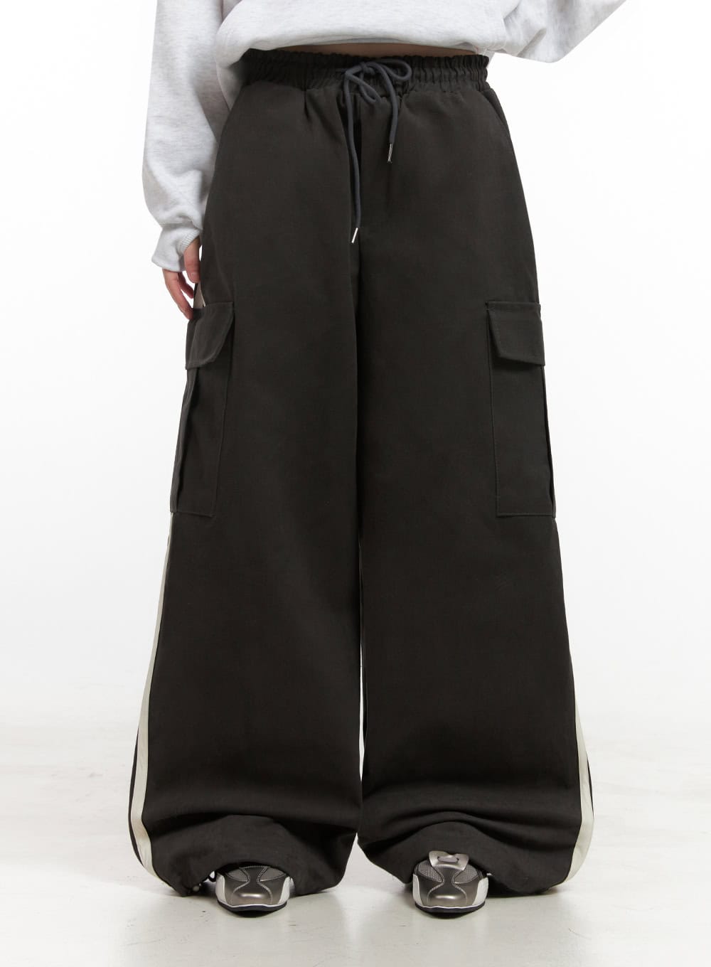 Wide-Fit Cargo Pocket Pants IN427 by Lewkin