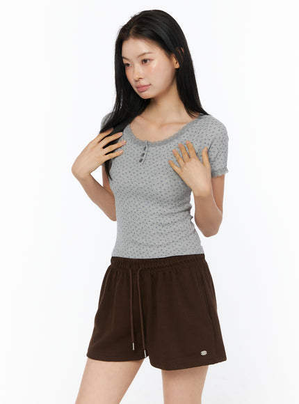 lace-trimmed-floral-short-sleeve-top-iu519 / Gray