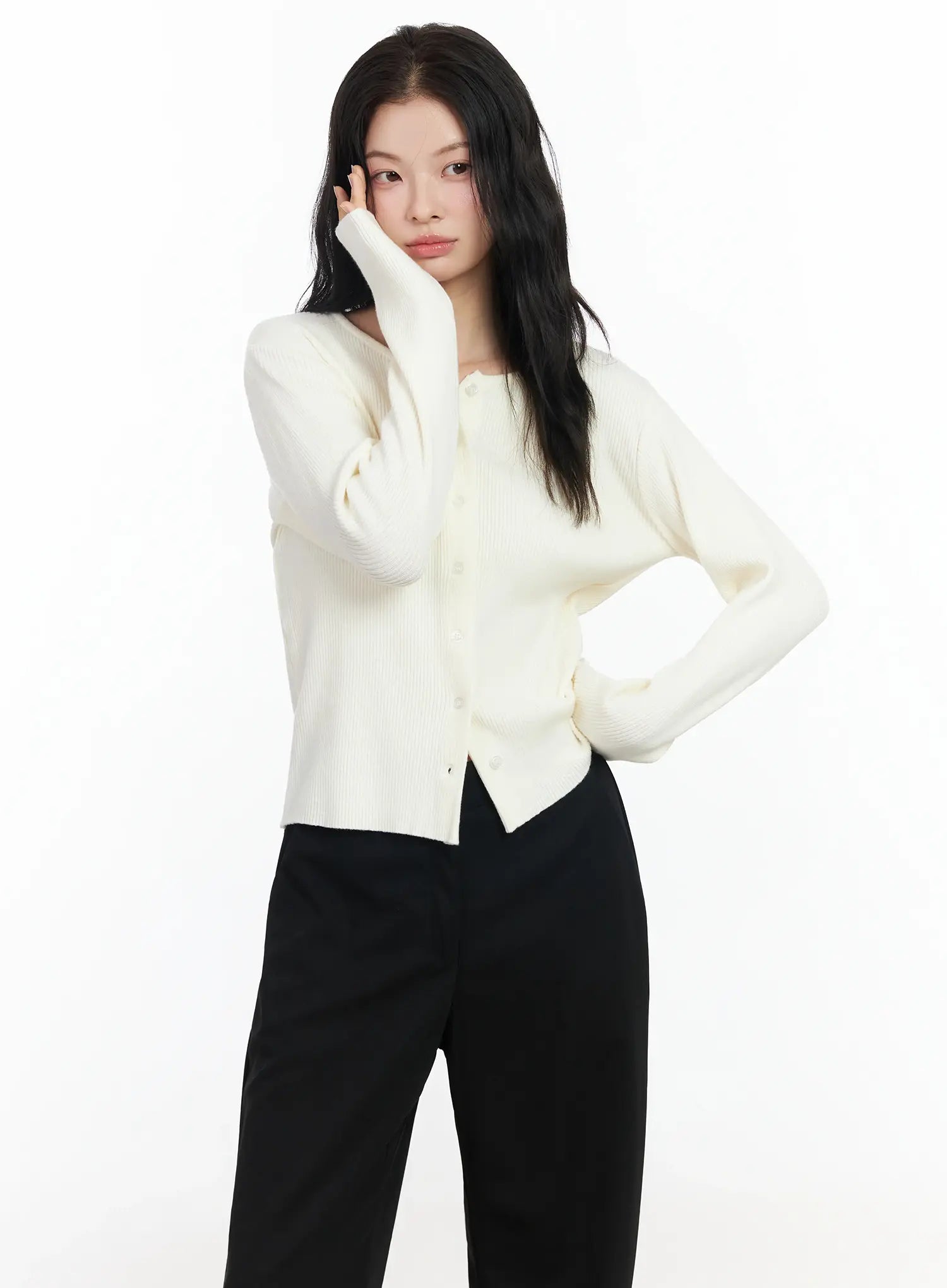 basic-slim-round-neck-cardigan-im524 / Light beige