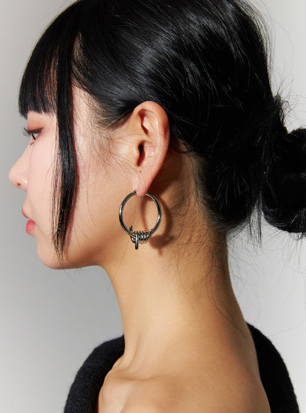 metal-twist-hoop-earrings-ij419 / Light gray