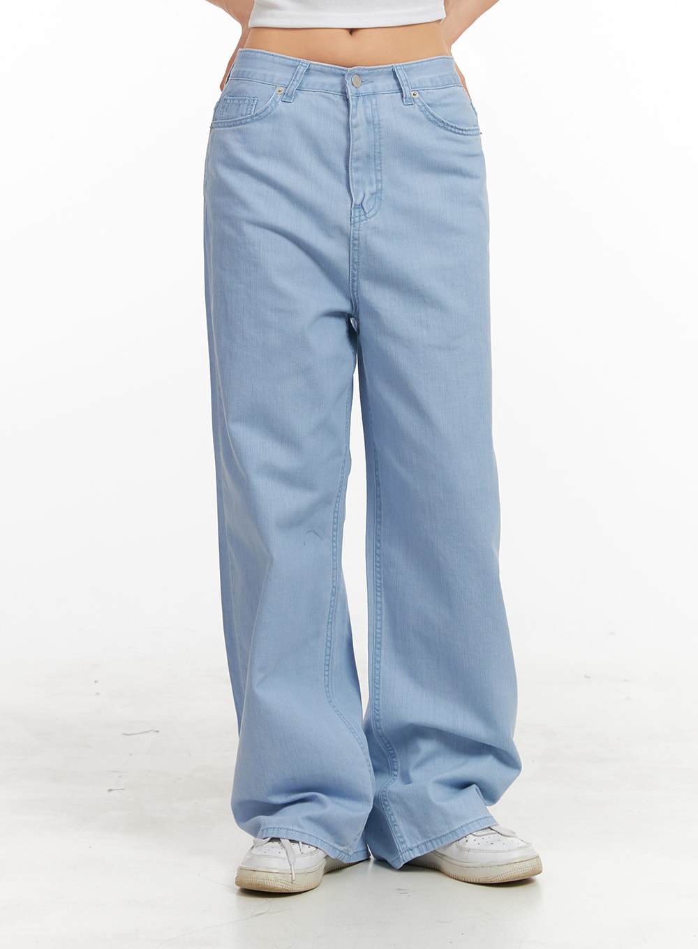 Solid Cotton Loose Fit Straight Jeans OA429 in light blue, front close-up crop shot on model, five-pocket design, low-rise waistband with button closure, wide straight leg in cotton denim.