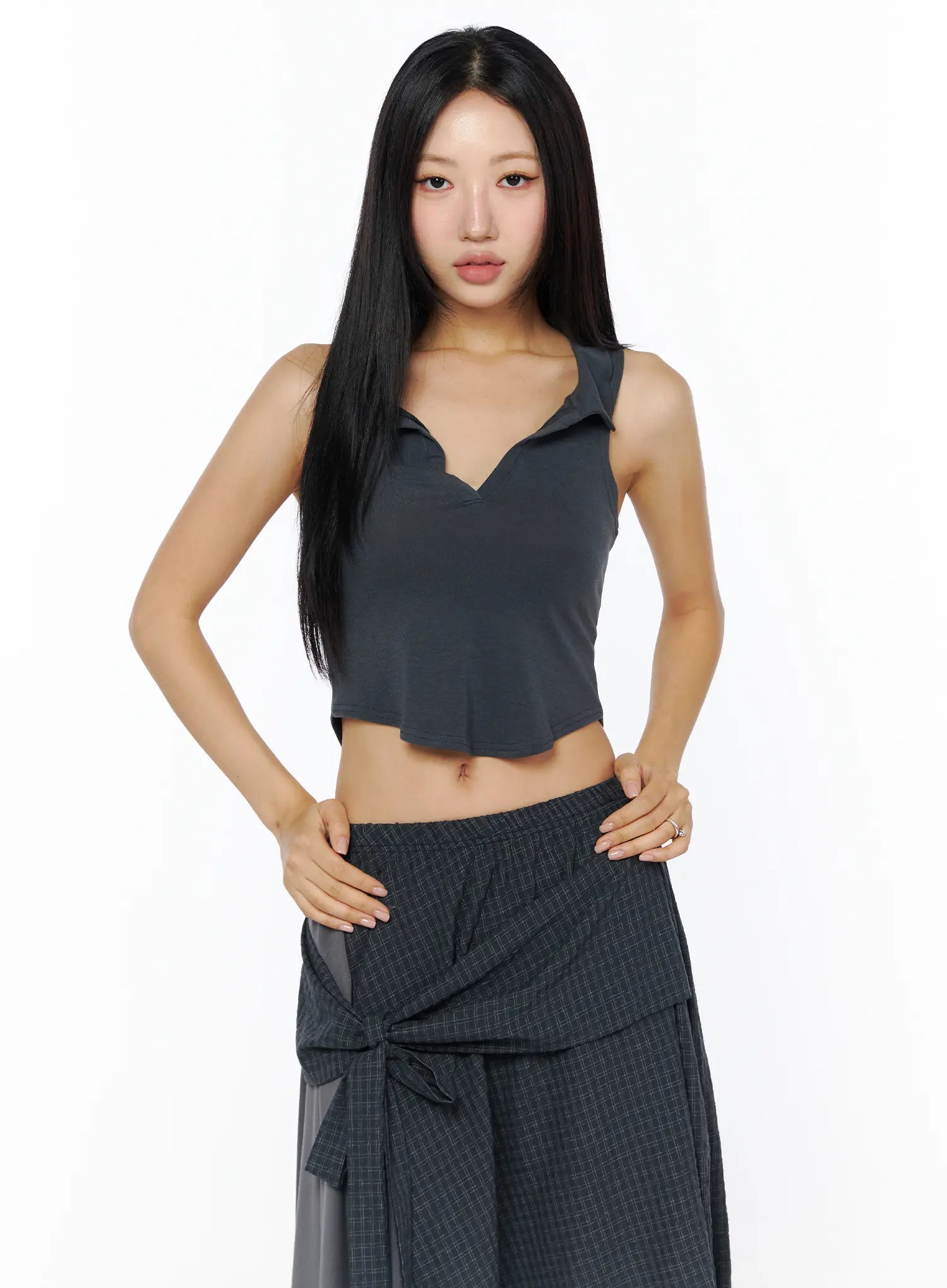 collared-v-neck-sleeveless-top-cu512