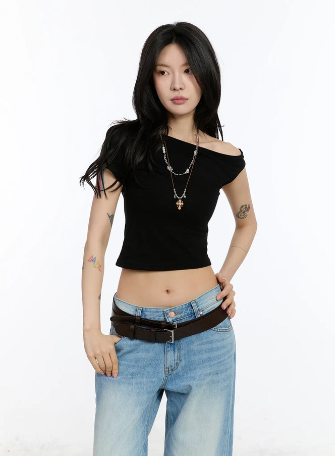 asymmetric-off-shoulder-tee-ca508 / Black