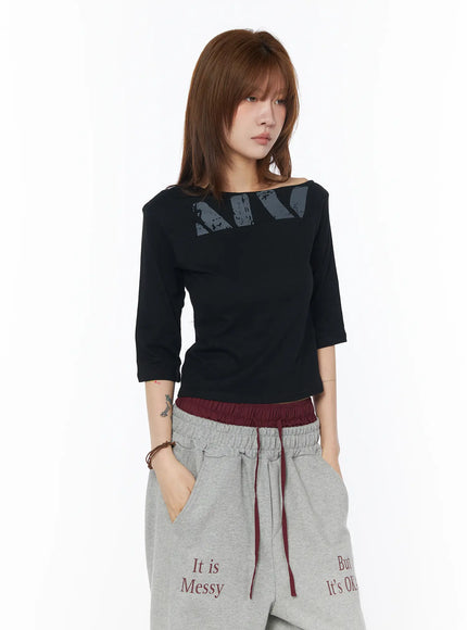 boat-neck-graphic-tee-cy528 / Black