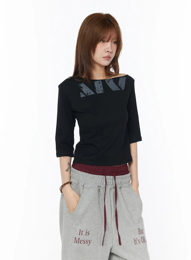 boat-neck-graphic-tee-cy528 / Black