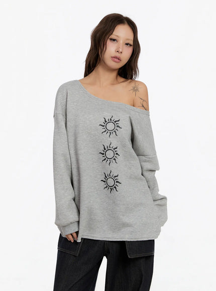 oversized-graphic-off-shoulder-sweatshirt-cn527