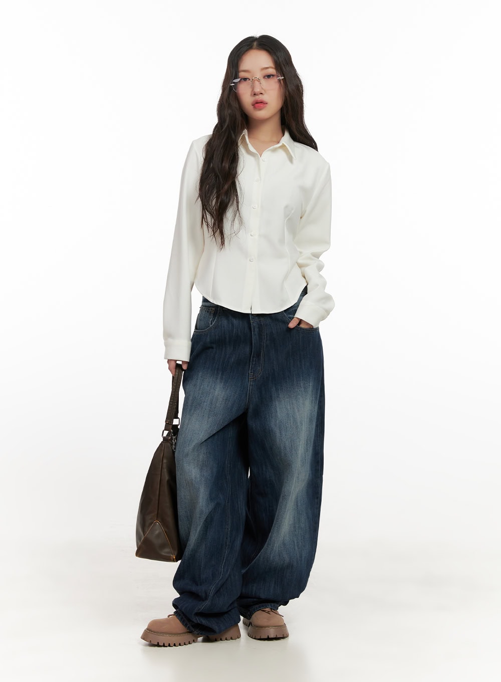 Jessica Wide-Fit Denim Jeans CN426 in blue, full-body front shot on model, paired with white button-up shirt and brown tote bag, oversized wide-leg pooling at hem.