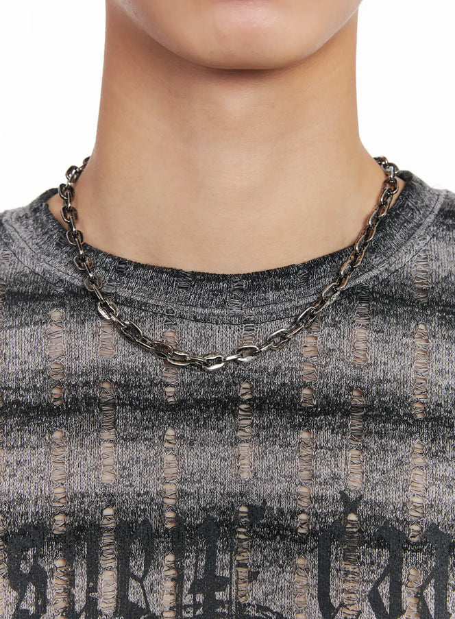 Men's Basic Chunky Chain Necklace IL501 in gunmetal silver, front neck close-up on model, chunky cable-link chain worn over a distressed grey knit top.
