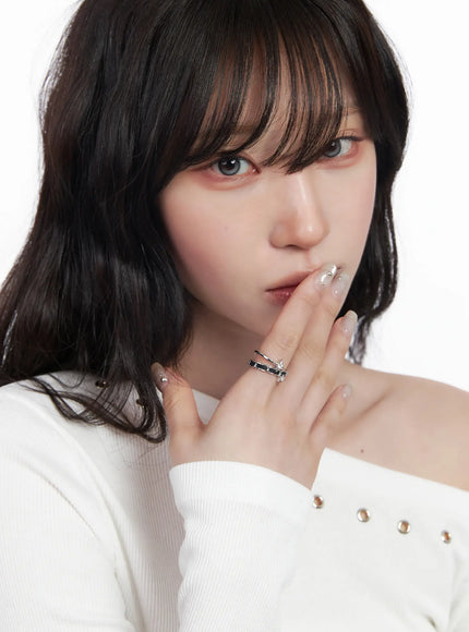 black-twisted-ring-cf525