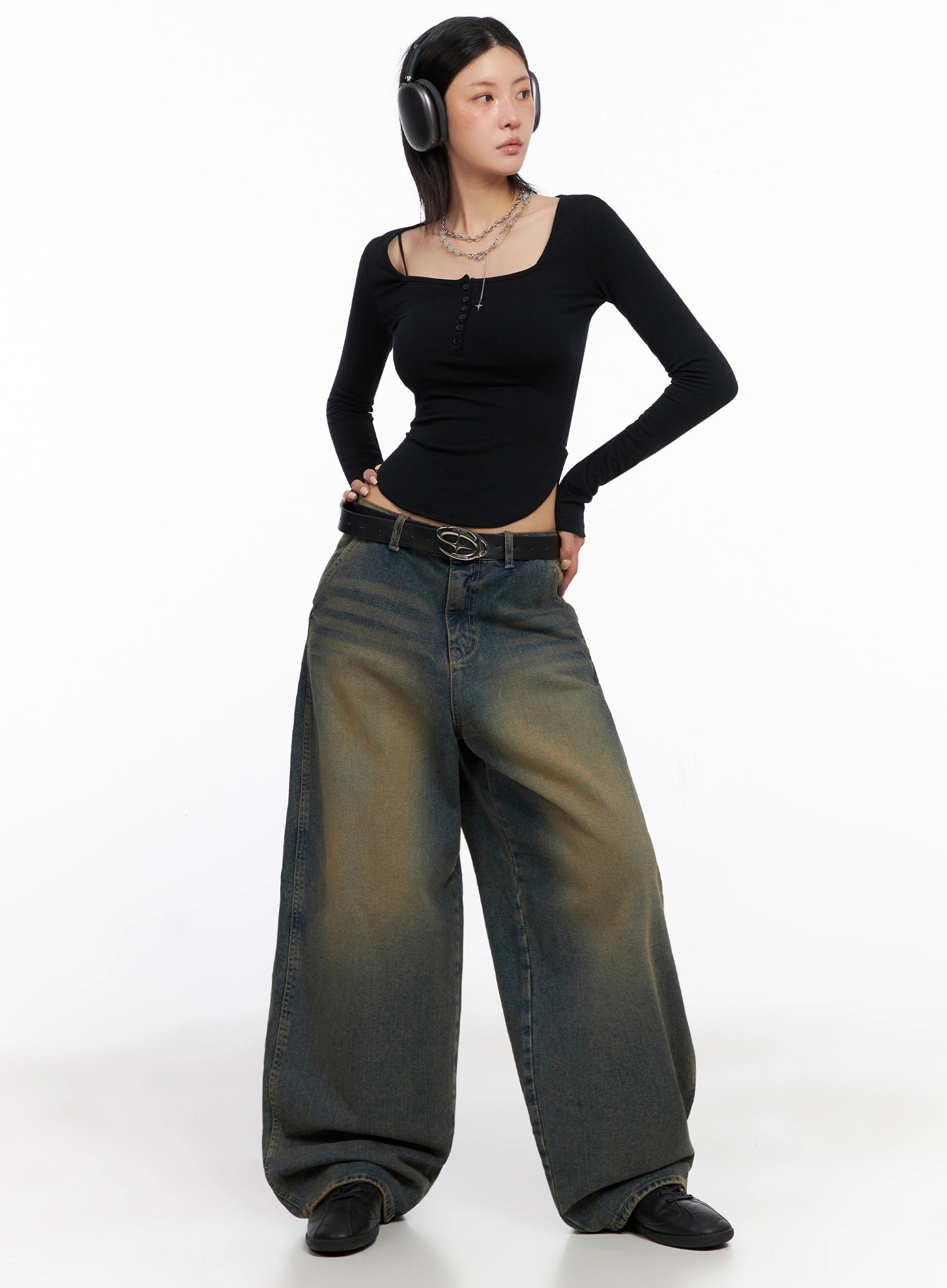 Minju Vintage Washed Baggy Jeans IS508 in dark blue, full-body front on model, street-style outfit with black fitted long sleeve, chain necklace, headphones, and black belt.