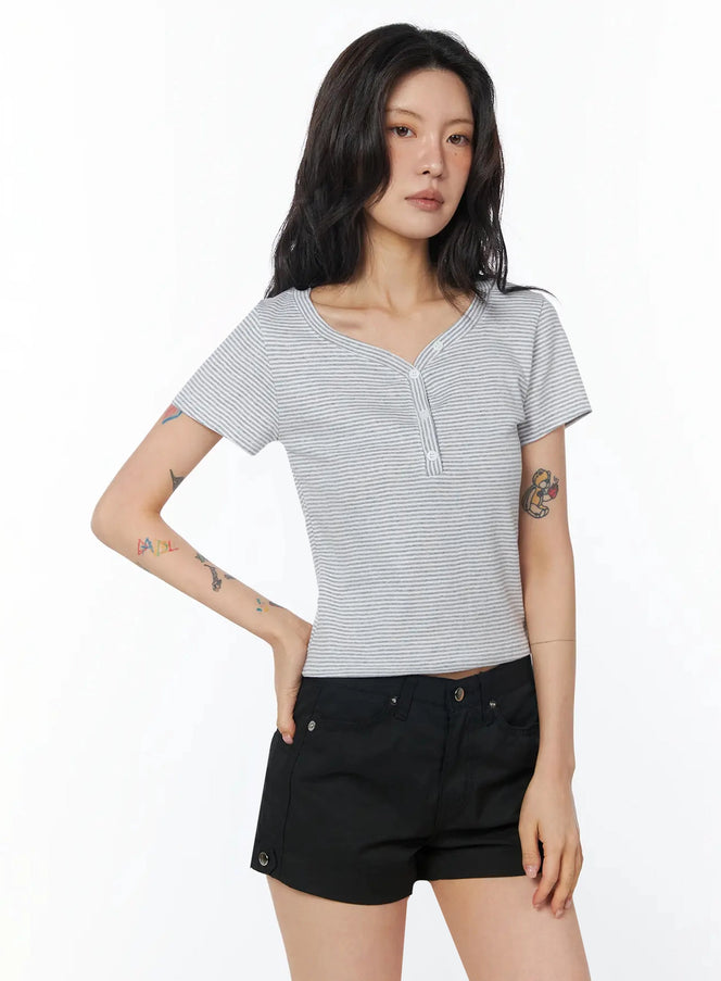striped-button-detail-top-iu509
