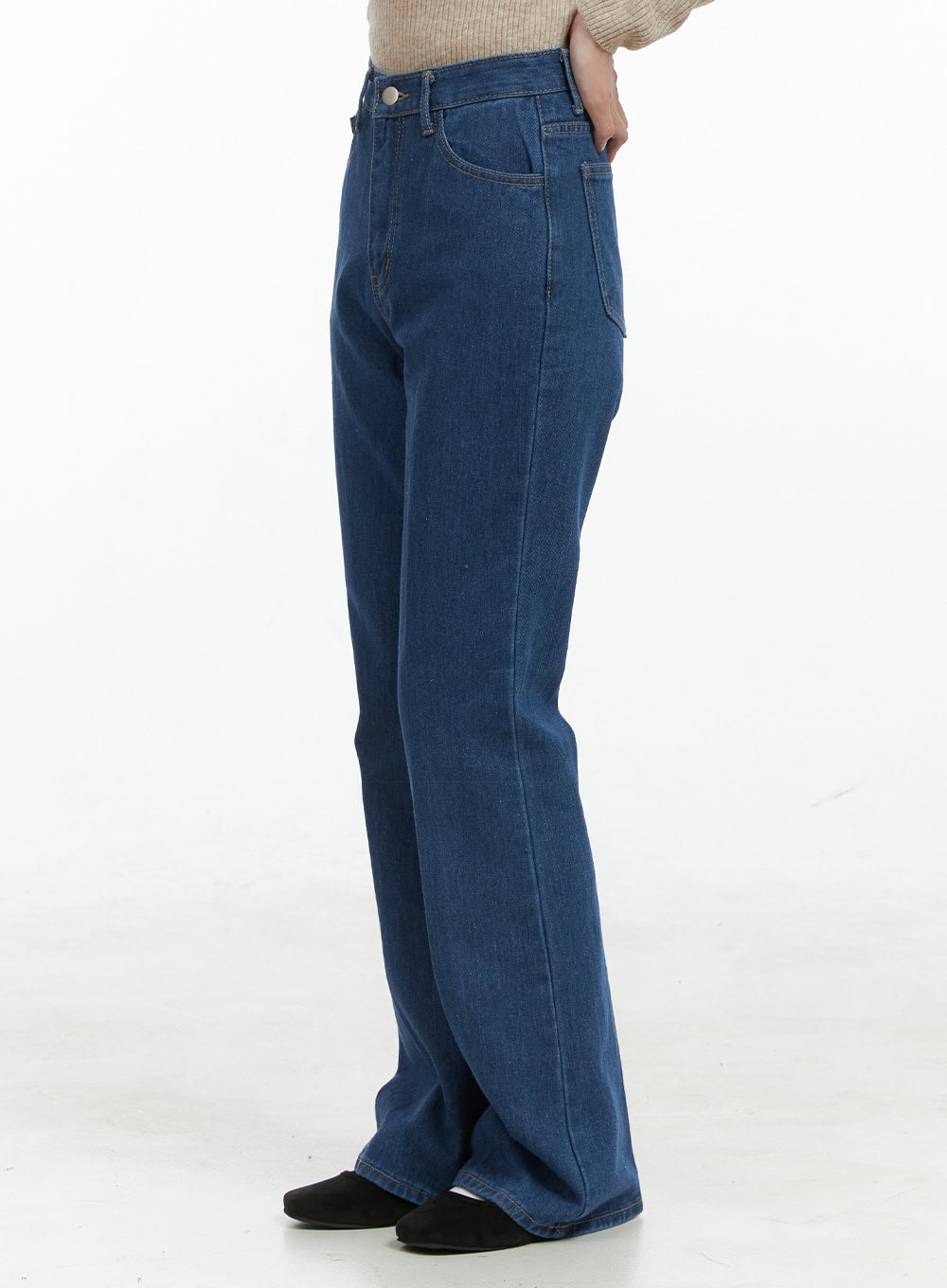 Tessa Straight Jeans OG412 in blue, side close-up on model, high-rise straight fit with clean seam line, washed cotton denim, full leg length visible.