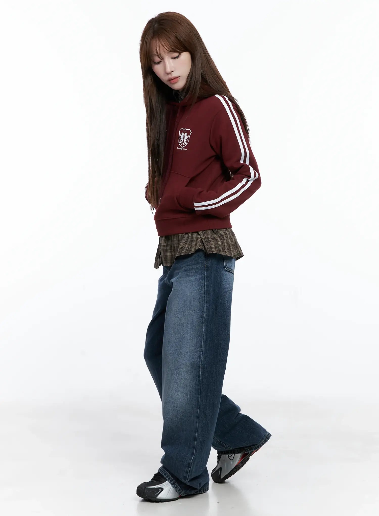 Beny Washed Wide-Leg Jeans CC1908 in dark blue, three-quarter side view on model, styled with burgundy stripe sweatshirt and plaid shirt, relaxed wide-leg silhouette.