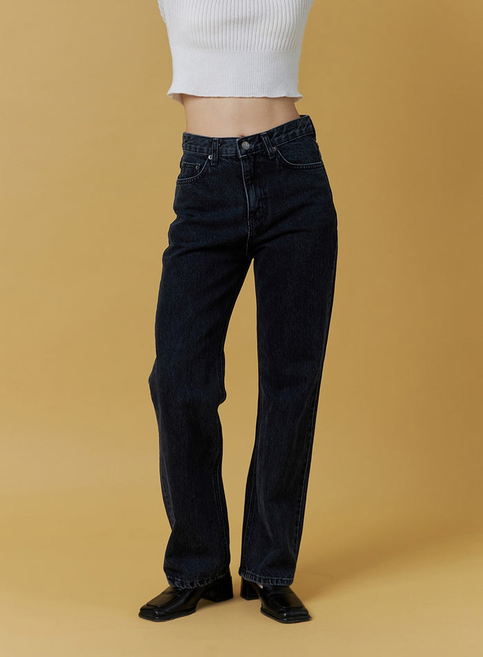 straight-fit-black-jeans-oo331