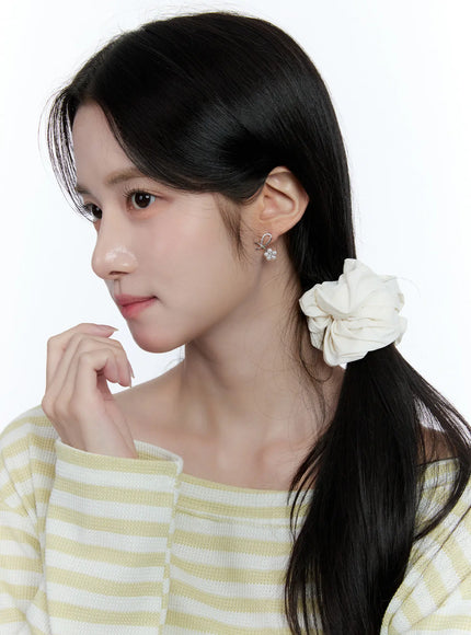 petal-shaped-lustrous-bead-earrings-cc0608