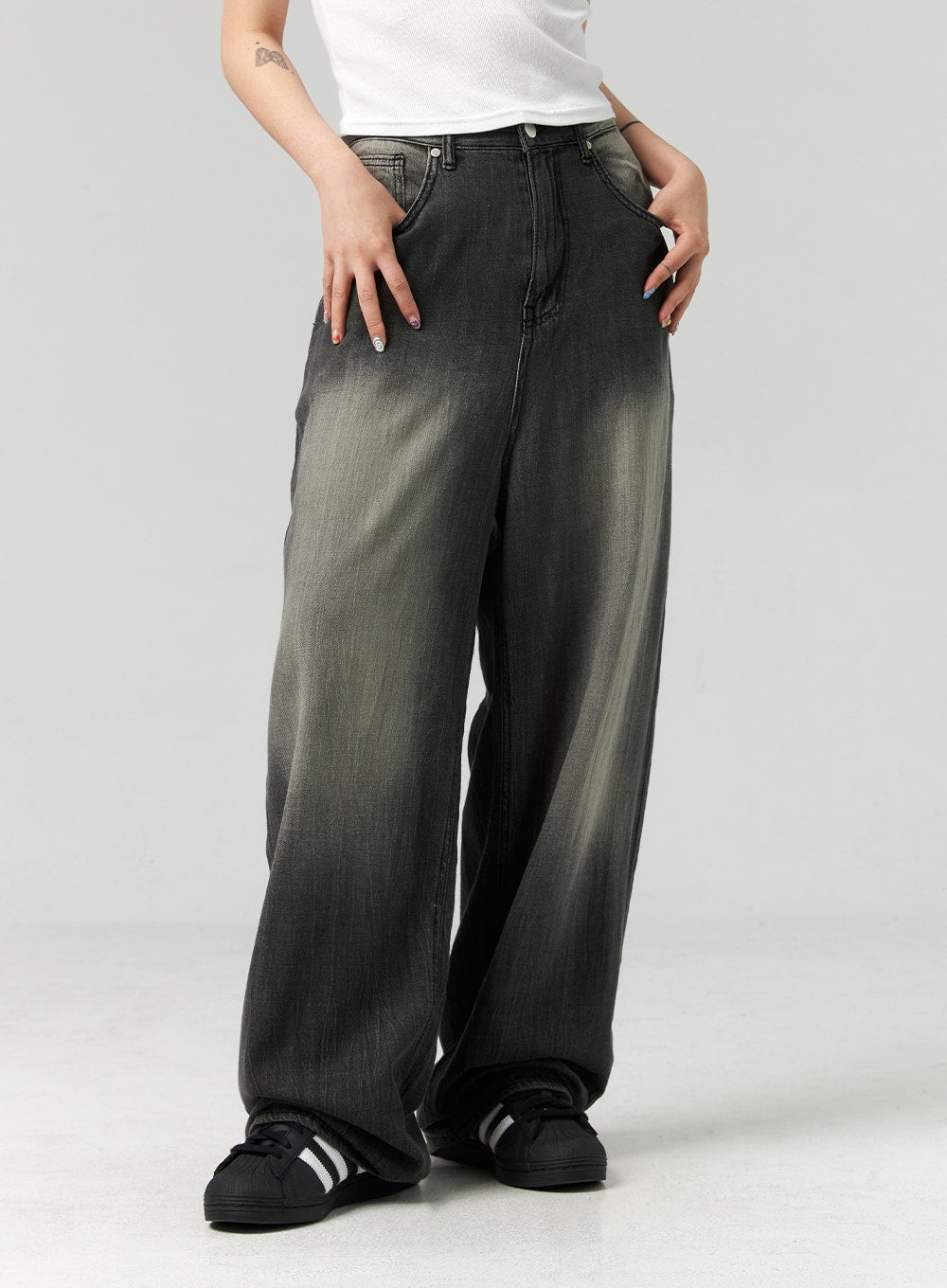 Baggy Jeans CL321 in washed dark grey, front close-up on model from waist to ankle, wide-fit cotton denim with gradient wash, five-pocket styling, worn with white tee.