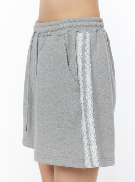 lace-trim-track-shorts-iu519