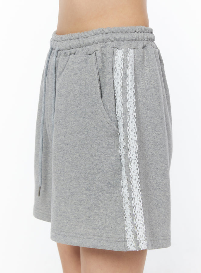 lace-trim-track-shorts-iu519