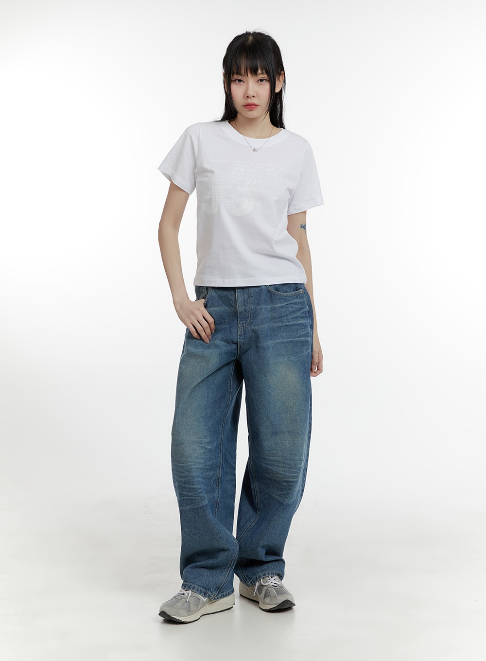 Wide Fit Baggy Jeans CA401 in blue, full-body front shot on female model, oversized washed denim with wide leg, styled with a white graphic tee and grey sneakers.