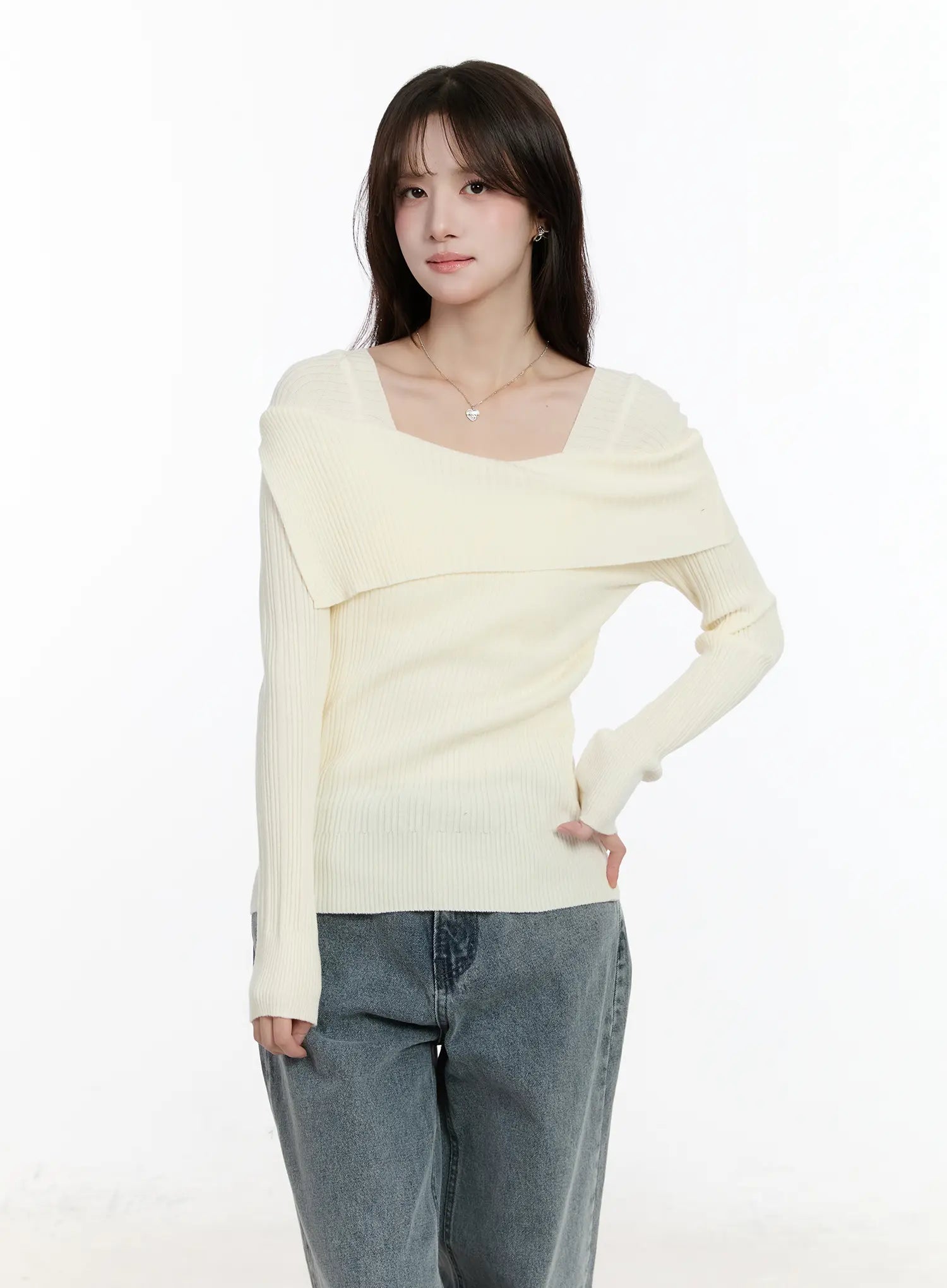 slim-fit-ribbed-long-sleeve-knit-top-cm510 / Light beige