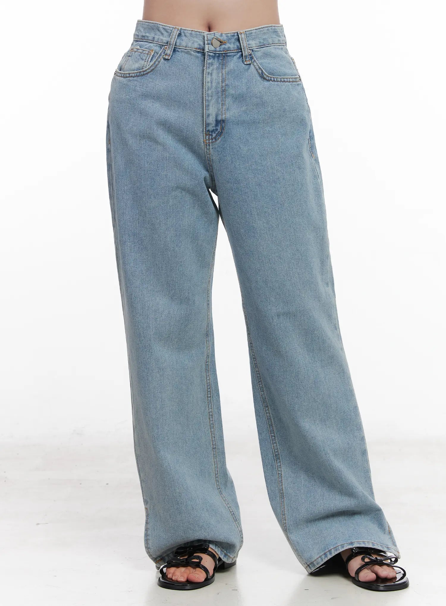 Hyuna Slit Straight-Fit Jeans CU525 in Light blue, size L