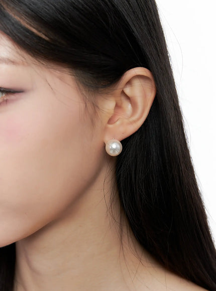 simple-faux-pearl-earrings-co503 / White