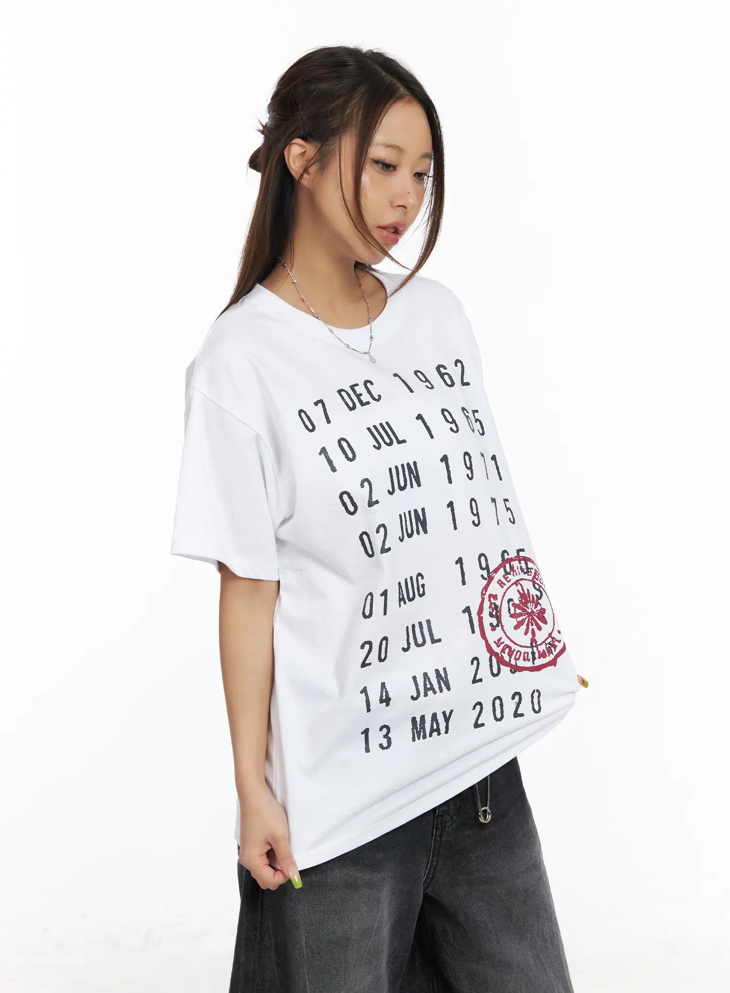 graphic-date-print-t-shirt-cm520 / White