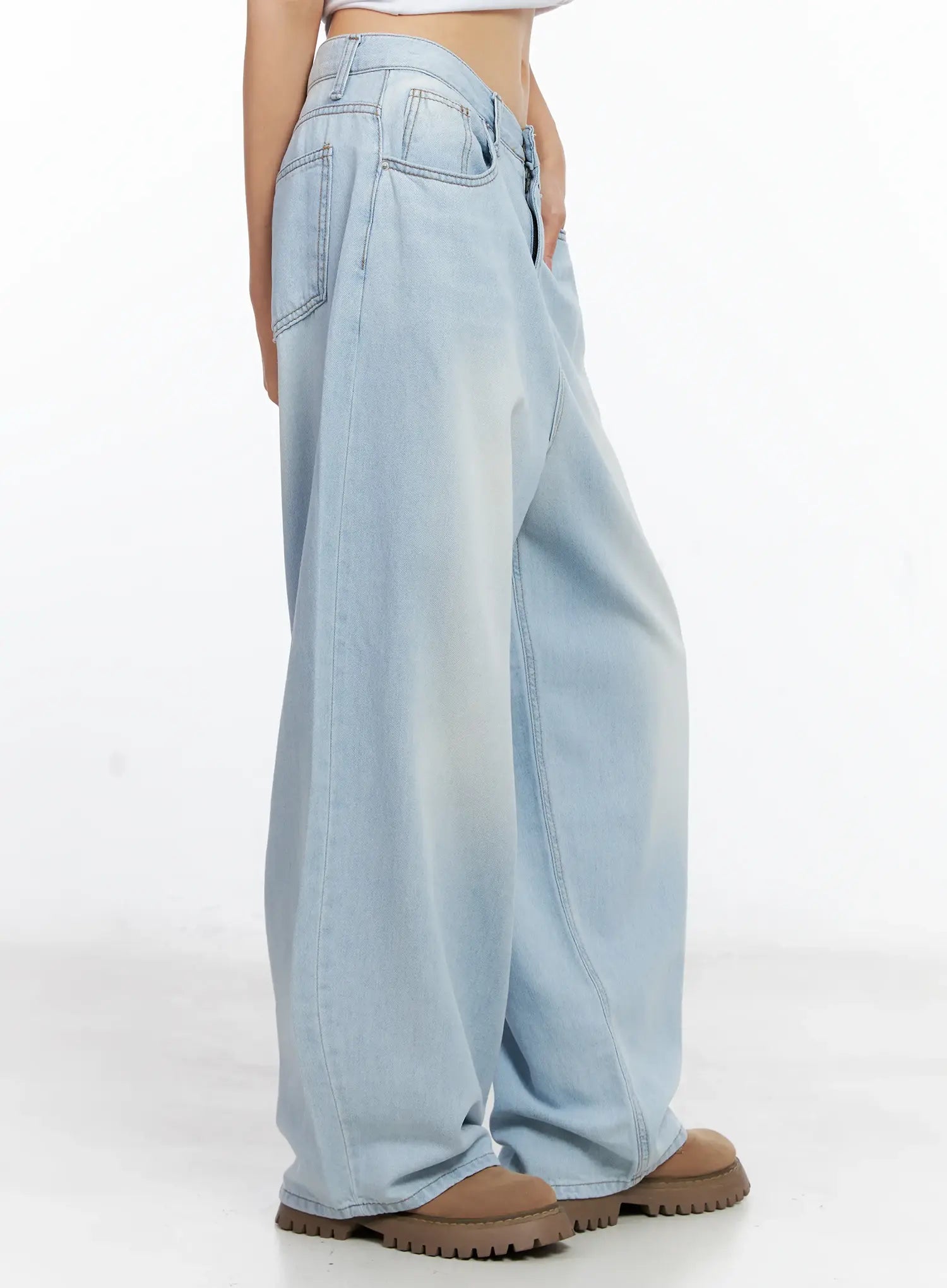 Bona Relaxed-Fit Denim Jeans CL529 in light blue, side view waist-to-hem on model, wide-leg silhouette with washed fading and visible side seam stitching, relaxed fit from hip to floor.