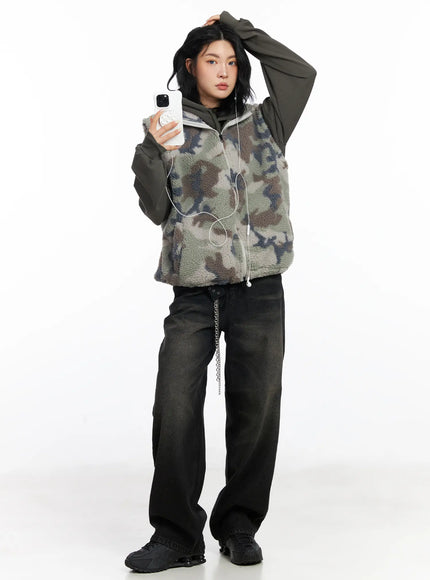 oversized-camo-fleece-vest-cj523
