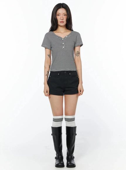 striped-button-detail-top-iu509