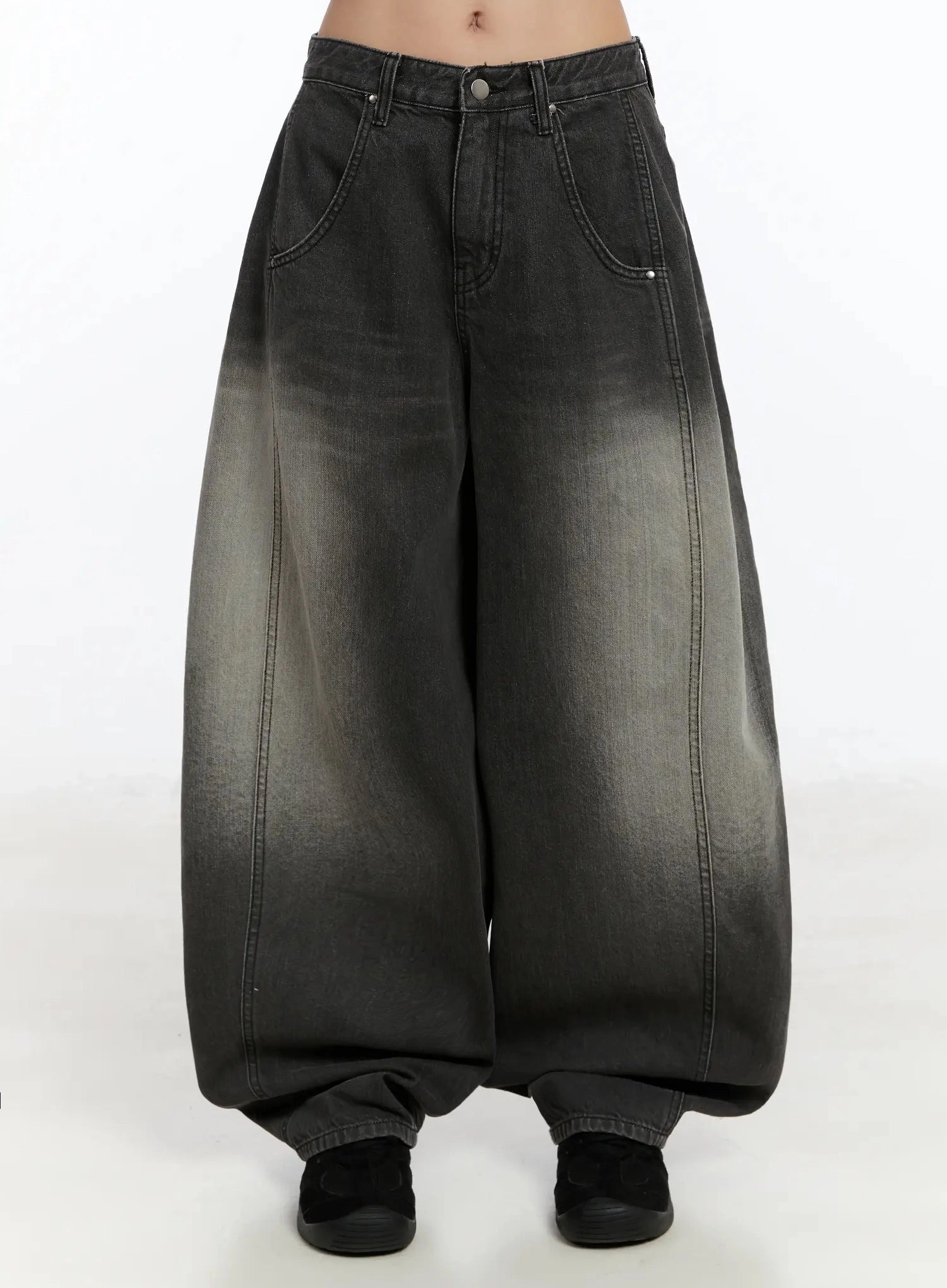 yunho-oversized-wing-print-jeans-if526