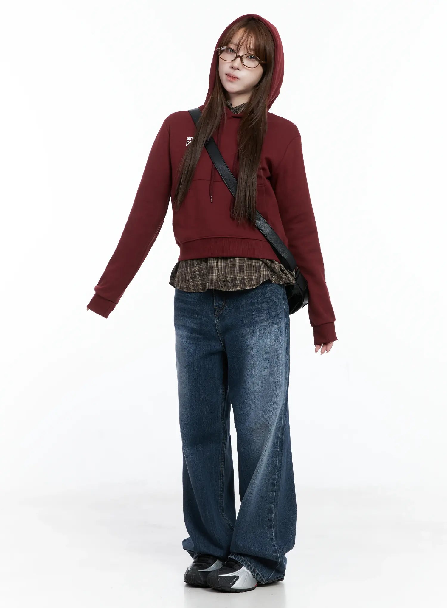 Beny Washed Wide-Leg Jeans CC1908 in dark blue, full-body front on model wearing red hoodie, plaid underlayer and crossbody bag, floor-grazing wide-leg cotton denim.