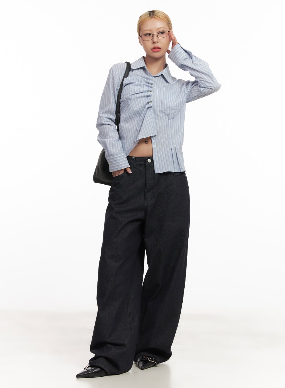 Julianna Baggy Jeans CM505 in black denim, front full-body on model, low-rise wide fit with silver button, paired with blue striped crop shirt and black shoulder bag.