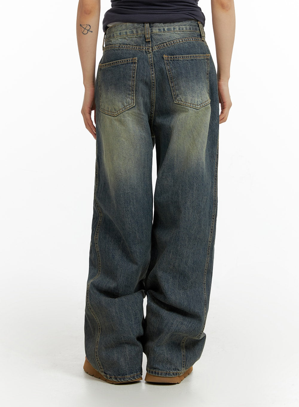 Washed Baggy Jeans CF416 in dark blue, back view on model, double back pockets with contrast stitching, baggy wide-leg fit with yellow-tinted wash.