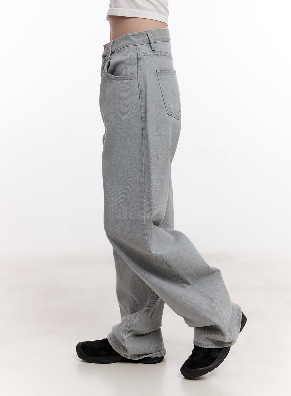 Casey Washed Baggy Wide-Leg Jeans CM526 in light gray, side product shot on model, baggy wide-leg washed denim showing volume through thigh and floor-grazing hem, paired with black sneakers.