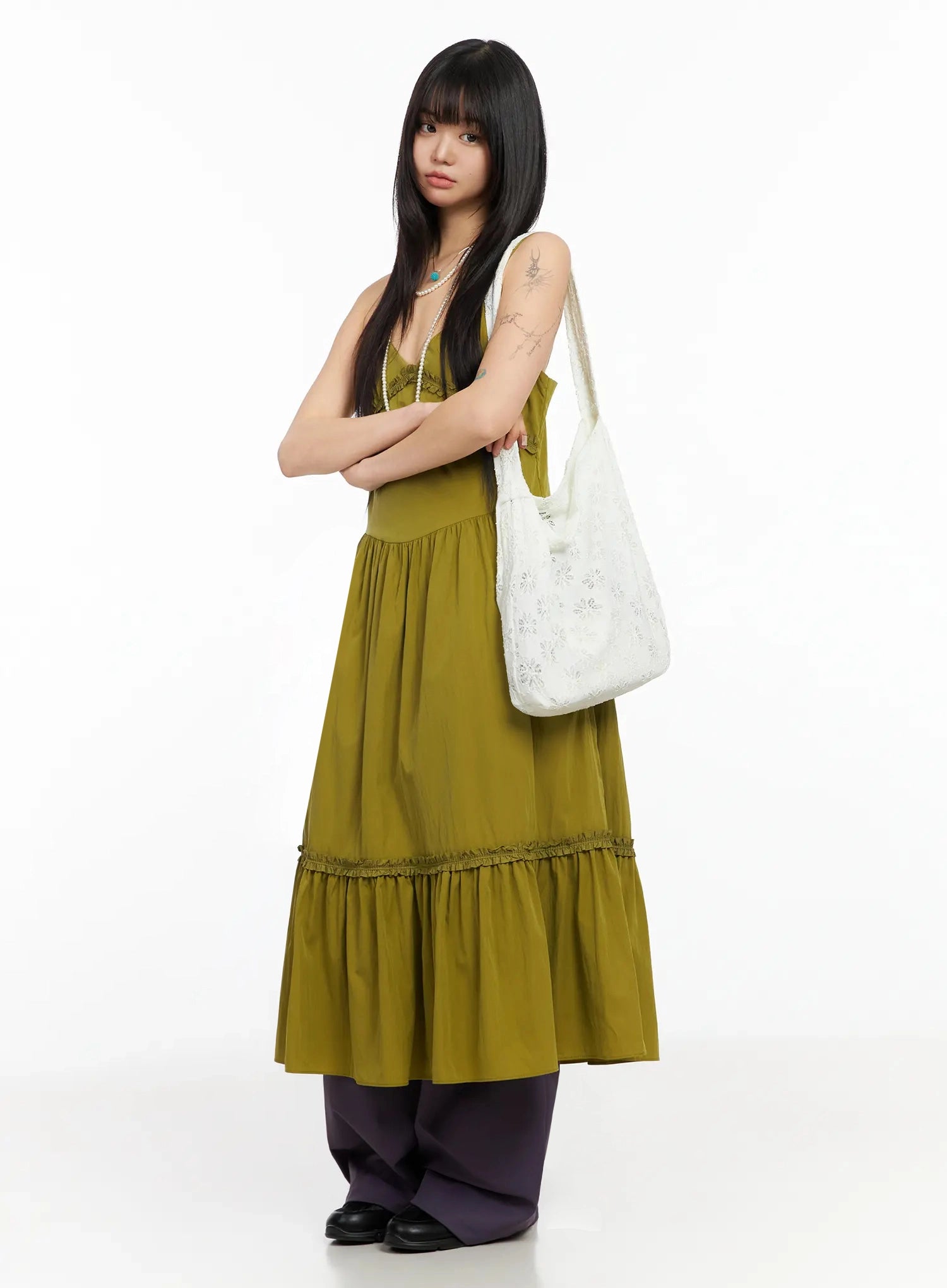 floral-eyelet-shoulder-tote-ia523