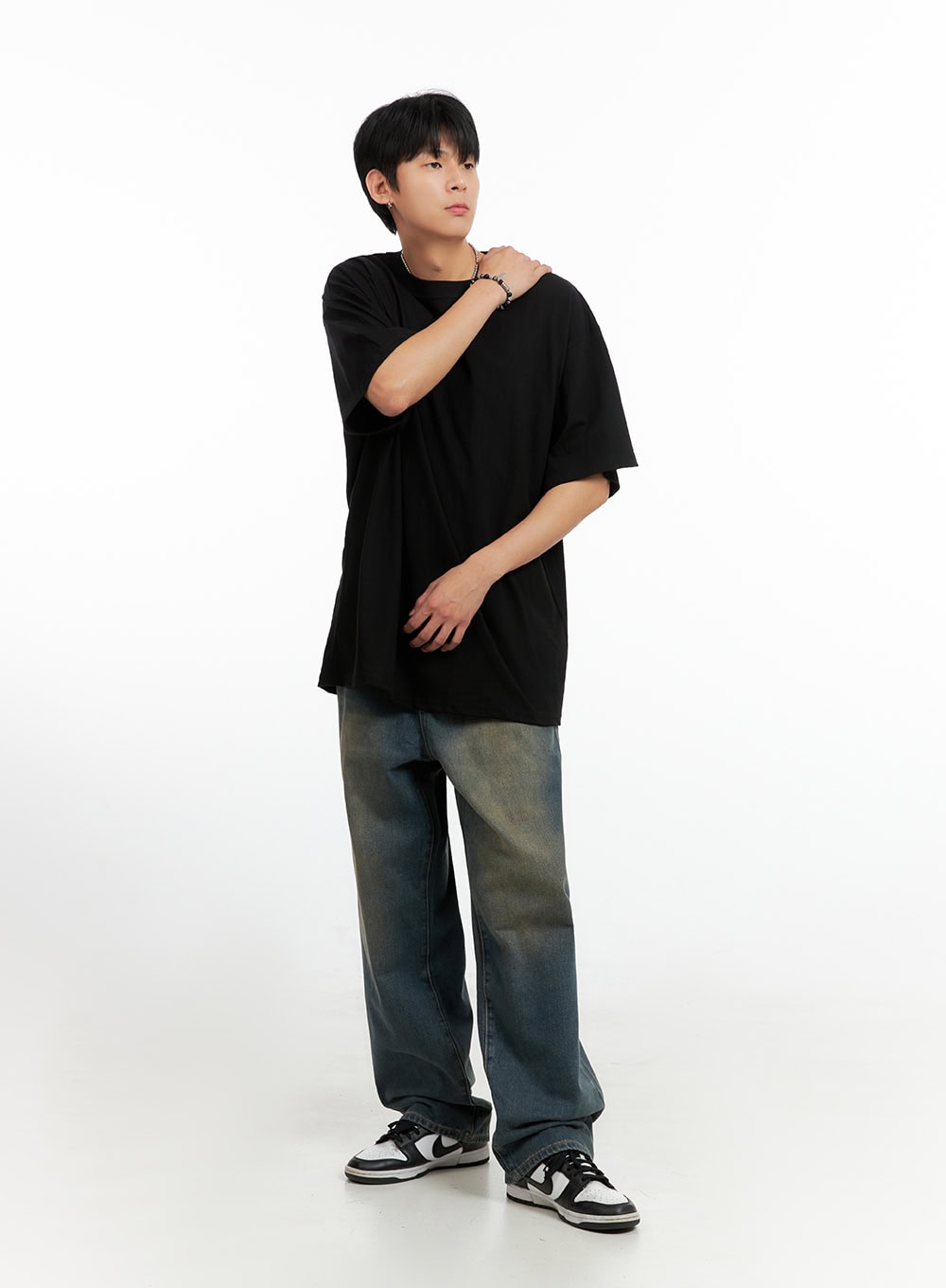 Men's Vintage Washed Loose Fit Jeans (Dark Blue) IG402, full-length front view on model, relaxed loose fit with vintage yellow-tinted fade, styled with black oversized tee and Nike sneakers.