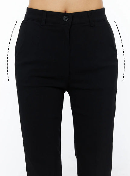 Hip-Pad Capri Pants CU522 in black, close-up front detail shot on model, highlighting hip-pad structure with dashed outline, button closure and flat waistband.